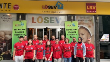 Lösemili çocuklar milli maçı babaları ile birlikte İzlediler