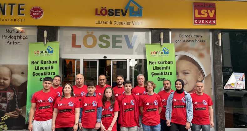Lösemili çocuklar milli maçı babaları ile birlikte İzlediler