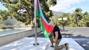 İlham Aliyev, Hankendi’ne Azerbaycan bayrağını çekti