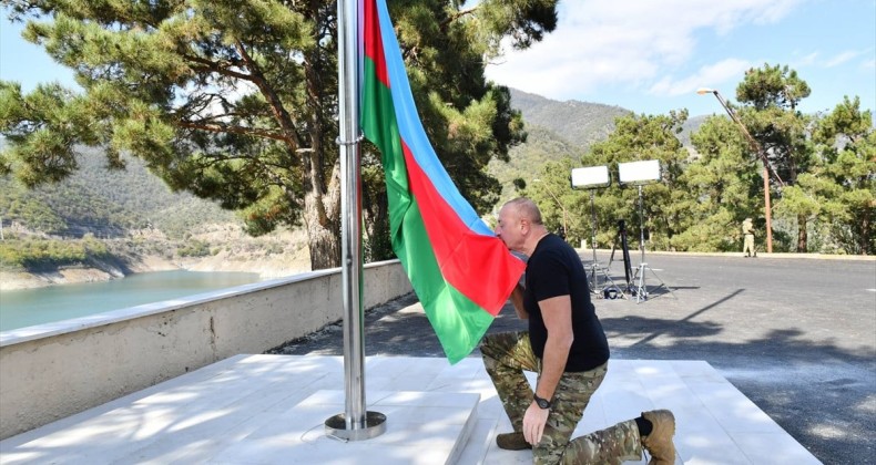 İlham Aliyev, Hankendi’ne Azerbaycan bayrağını çekti