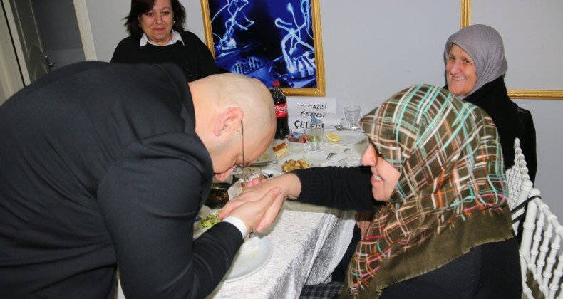 Serhat Türkel, şehit aileleri ve gazilerle iftarda bir araya geldi