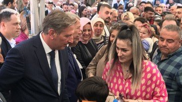 Başkan Candal vatandaşlarla ilçe meydanında bayramlaştı