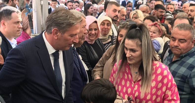 Başkan Candal vatandaşlarla ilçe meydanında bayramlaştı