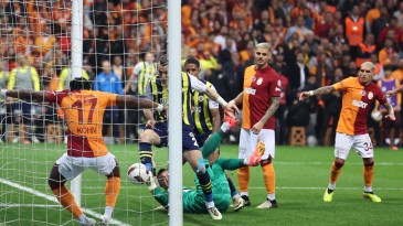Fenerbahçe, Galatasaray’ı 10 kişiyle yendi! Şampiyonluk son haftaya kaldı