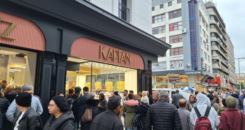Altın Fiyatları Düştü, Kuyumcular Önünde Uzun Kuyruklar Oluştu