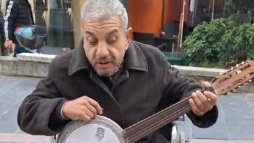 Samsun’da Cümbüşüyle ​​Tanınan Hasan Yarar, Protez Bacak İçin Yardım Bekliyor