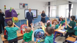 Canik Belediyesi Okula Başlayan Tüm Öğrencilerin Çanta ve Kırtasiye Setlerini Teslim Etti
