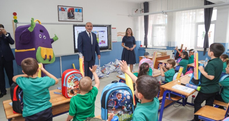Canik Belediyesi Okula Başlayan Tüm Öğrencilerin Çanta ve Kırtasiye Setlerini Teslim Etti