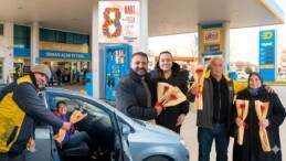 Orhan Acar Petrol’den 8 Mart’ta Kadınlara Çiçekli Kutlama
