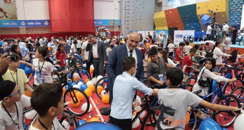 Canik’te 2 Bin 500 Çocuk Hediyelerine Kavuştu