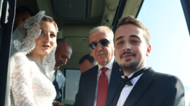 DÜĞÜN SALONUNA DEĞİL, ERDOĞAN’I KARŞILAMAYA GİTTİLER